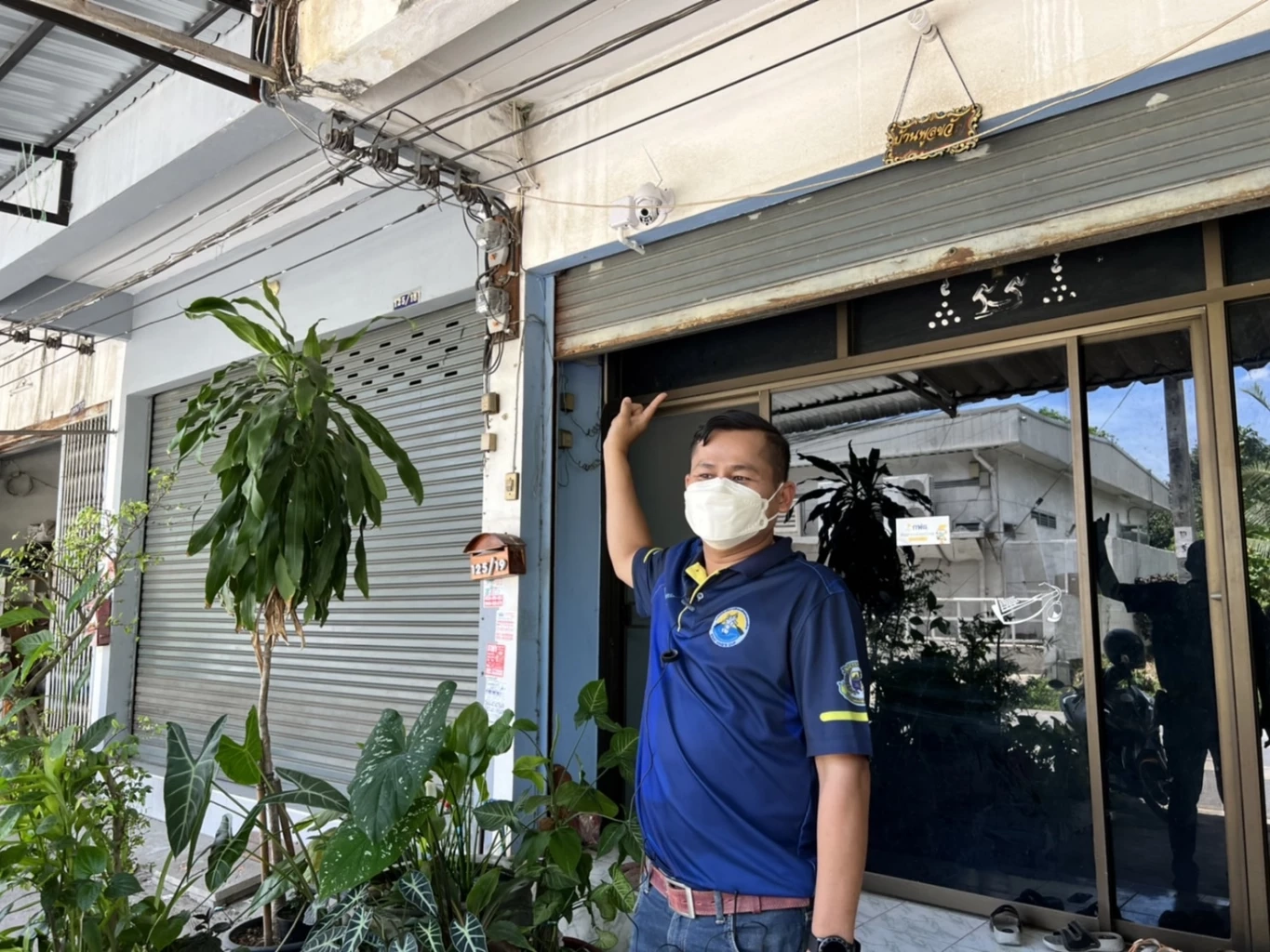 นายสมยศ พูลขวัญ เจ้าของบ้านที่เจอกองอึปริศนา