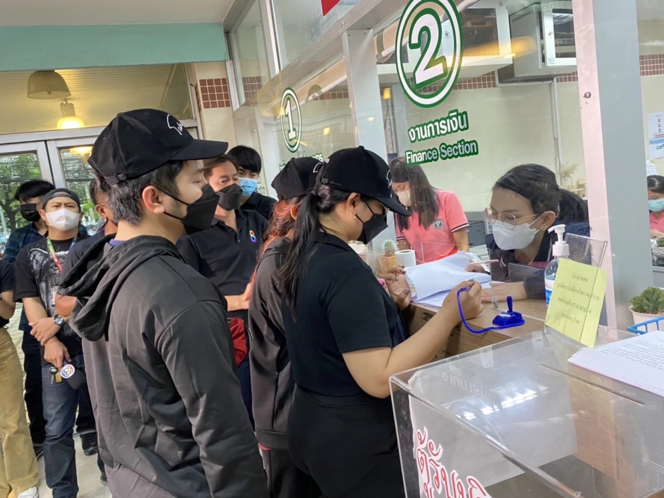 แม่กอดกระเป๋าลูกสาวยื่นเอกสารฝากศพนิติเวชฯ