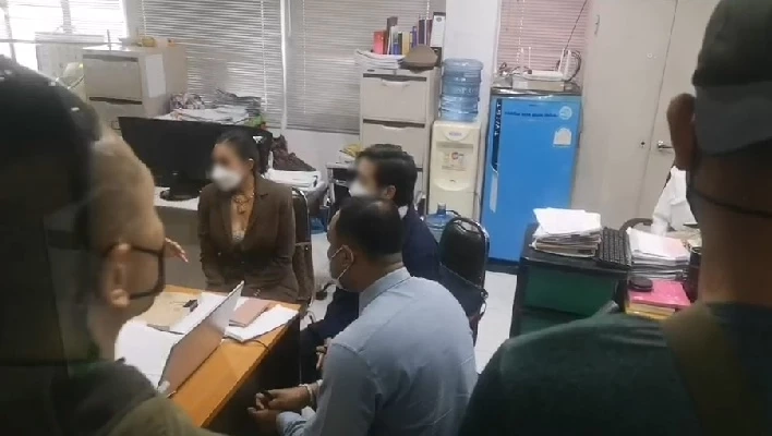 หลานอดีตรัฐมนตรี เข้ารับทราบข้อหา ยันถูกดาราสาวแบล็คเมล์ มีหลักฐานชัด