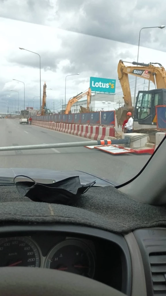 แฉซ้ำอีก ! เสาไฟล้มกลาง ถ.พระราม 2 จุดเดียวกับคลิปดังเกือบ 20 ปี