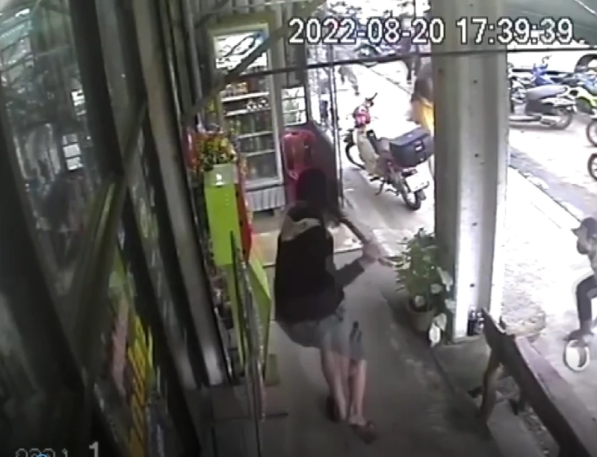 อุกอาจ ! แก๊งโจ๋เกือบ 20  ไล่ยิงกันกลางตลาด ชาวบ้าน-แม่ค้าวิ่งหนีกระเจิง