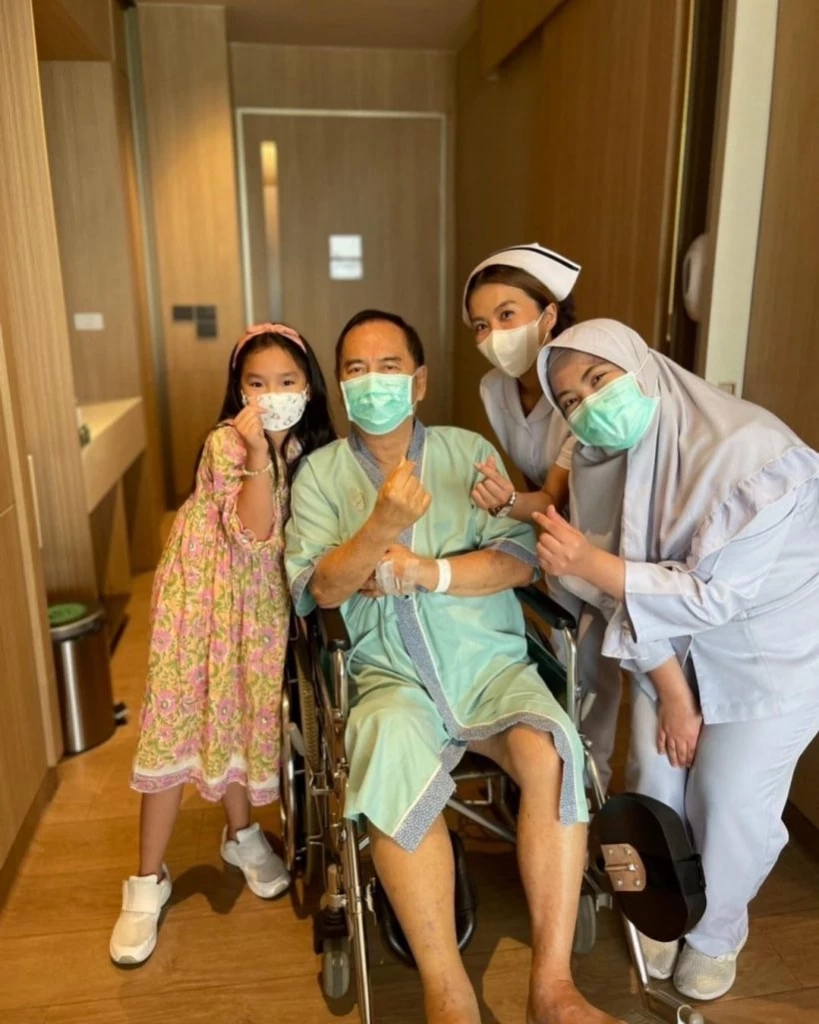 จบดราม่า!! ‘น้องปีใหม่’ ไปให้กำลังใจ ‘คุณปู่ไพวงษ์’ ถึงโรงพยาบาล