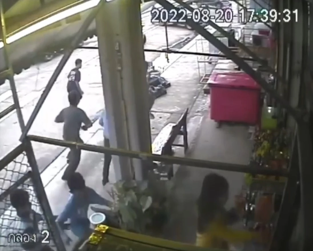 ล่าแก๊งโจ๋กว่า20คนไล่ยิง-ฟันกลางตลาดนัด ปชช.หนีกระเจิง