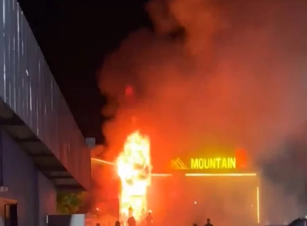 แห่อาลัย  นักร้องดังเสียชีวิต  "ไฟไหม้เมาท์เทน บีผับ"