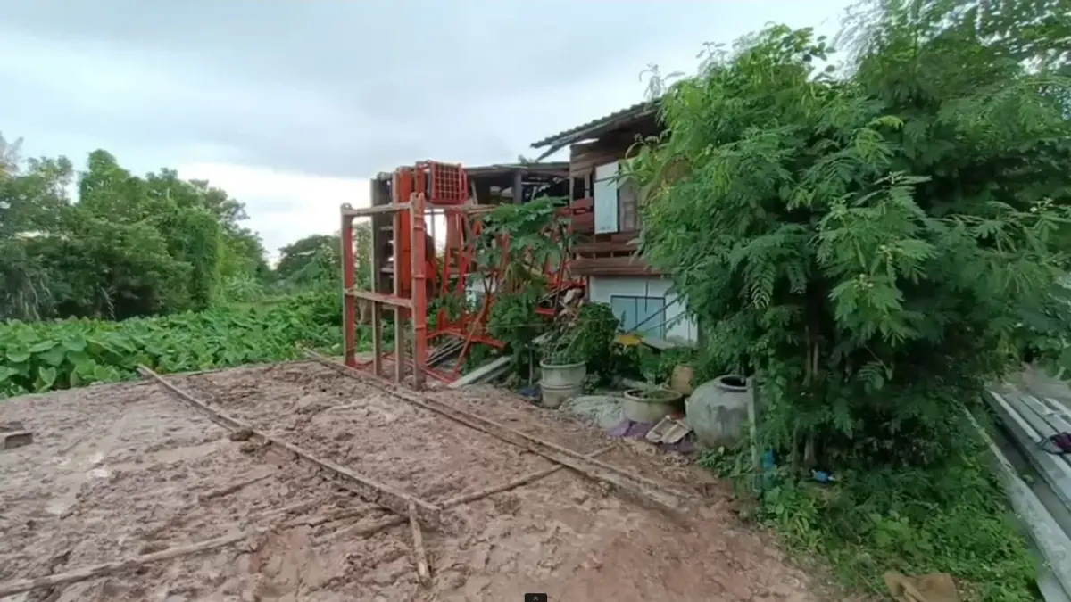 ปั้นจั่นล้มทับบ้าน เจ็บ 2 คุณตาป่วยติดเตียงเฉียดตาย คาดชั้นดินอุ้มน้ำ
