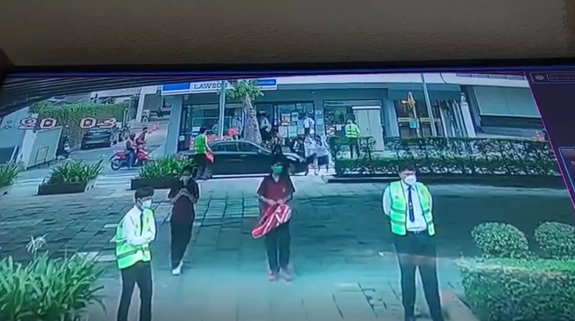 สาวซัดไร้จิตสำนึก  “เก๋งฝ่าธงแดง” ชนนักเรียน 3 คน คาทางม้าลาย (มีคลิป)