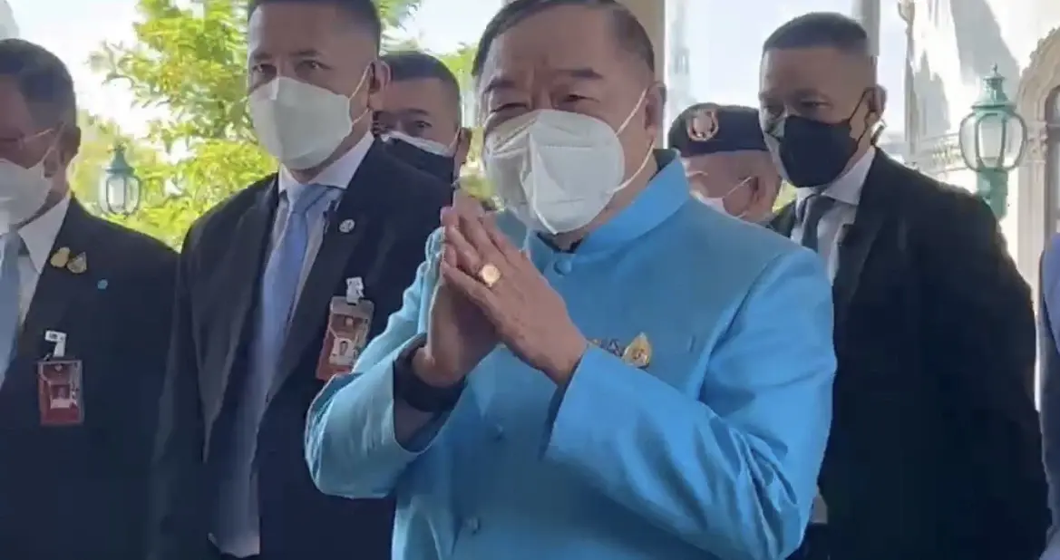 "นายกลุงตู่" เมินสื่อฯ ขณะ "บิ๊กป้อม" อารมณ์ดีเข้าประชุม ครม.
