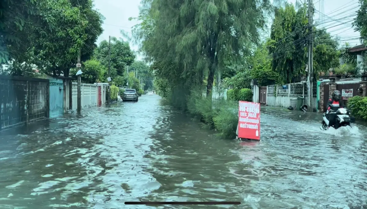 20 ปีไม่เคยเจอ เพจดังสำรวจโลก โพสต์ภาพหมู่บ้านสวนสน "น้ำท่วม" ตามหาเครื่องสูบน้ำหายไป พร้อมติดแฮชแท็กถึง "ชัชชาติ"