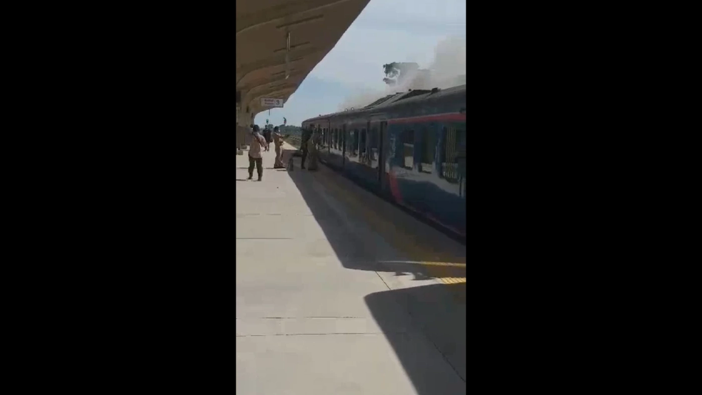 ระทึก ไฟไหม้โบกี้รถไฟ ขณะเทียบชาลาบ้านหัน ขอนแก่น (มีคลิป)