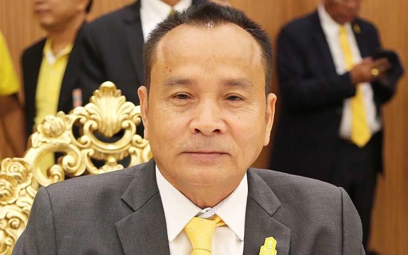 อารี ไกรนรา เมื่อครั้งไปรายงานตัวเป็นส.ส.ระบบบัญชีรายชื่อ สังกัดพรรคเพื่อชาติ 