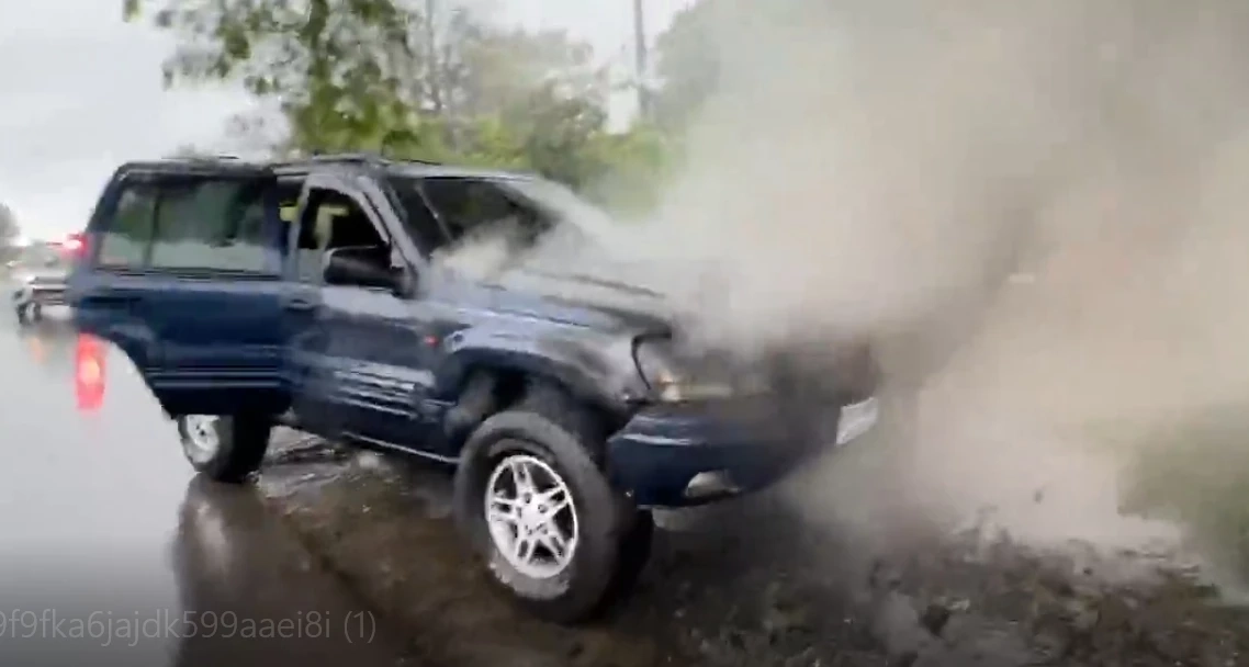 ระทึก ! ไฟไหม้รถยนต์ ควันโขมง ชาวบ้านพร้อมใจหิ้วกระป๋องน้ำช่วยดับ