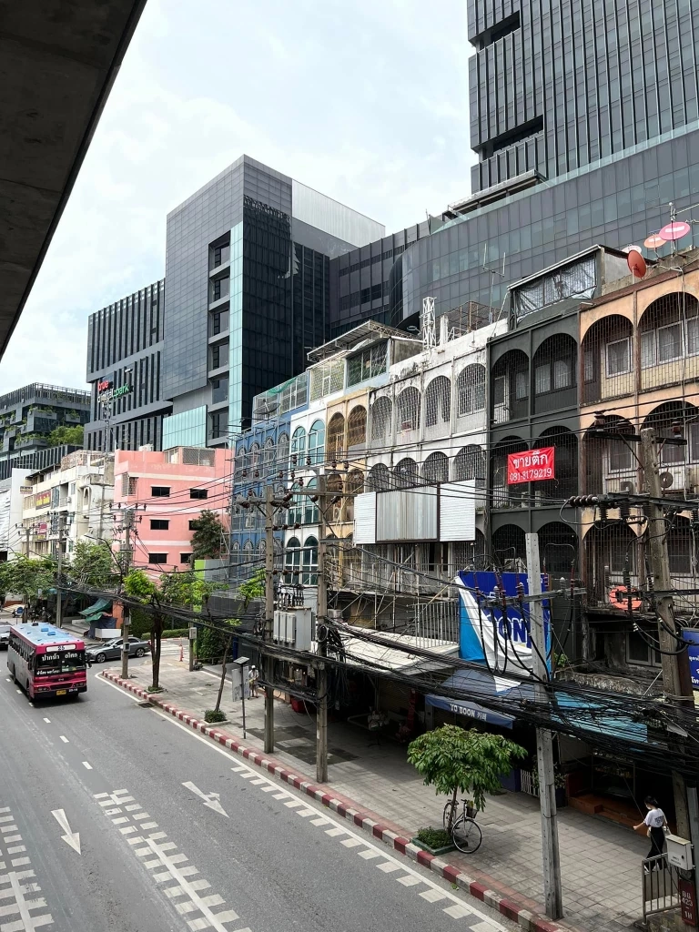 ผวา "ตึกเอียงย่านสุขุมวิท" ชาวเน็ตหวั่นถล่ม  แท็กหา “ชัชชาติ” ขอเร่งแก้