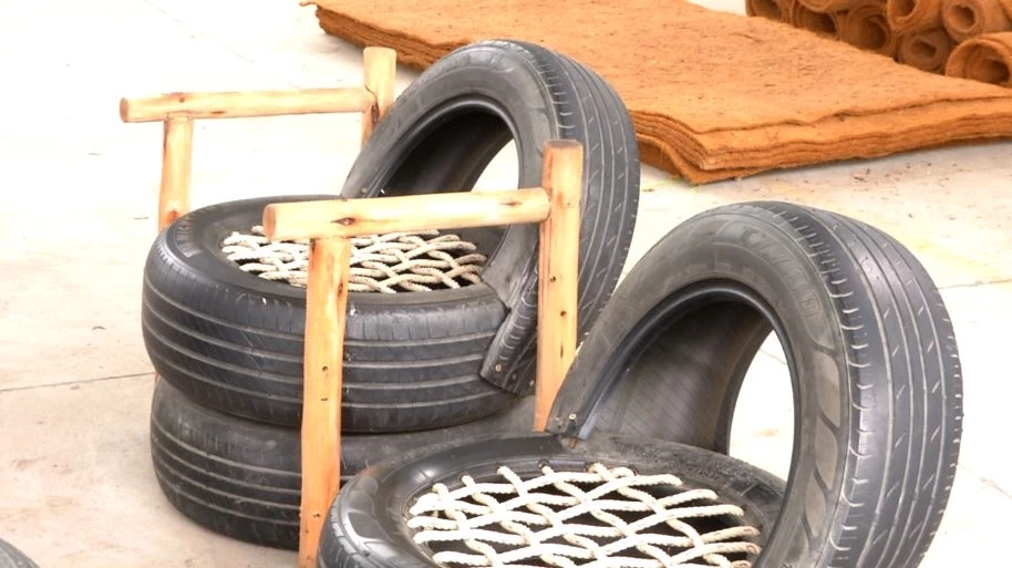 ทน.เชียงใหม่ไอเดียเก๋ดัดแปลงยางรถยนต์ทำโต๊ะ-เก้าอี้แจกโรงเรียน