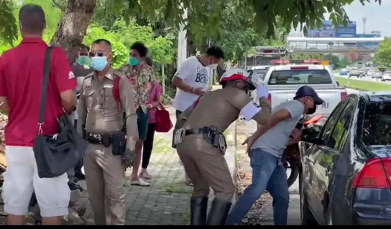 พนักงานแบงค์เครียดหนักดับปริศนาคารถ พบบาดแผลถูกแทงคอและหน้าอกซ้าย