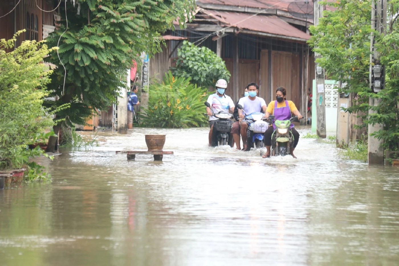 ชุมชนเทศบาลสากเหล็กอ่วม น้ำป่าไหลท่วมครึ่งเมตร ชาวบ้านต้องเร่งเก็บของ