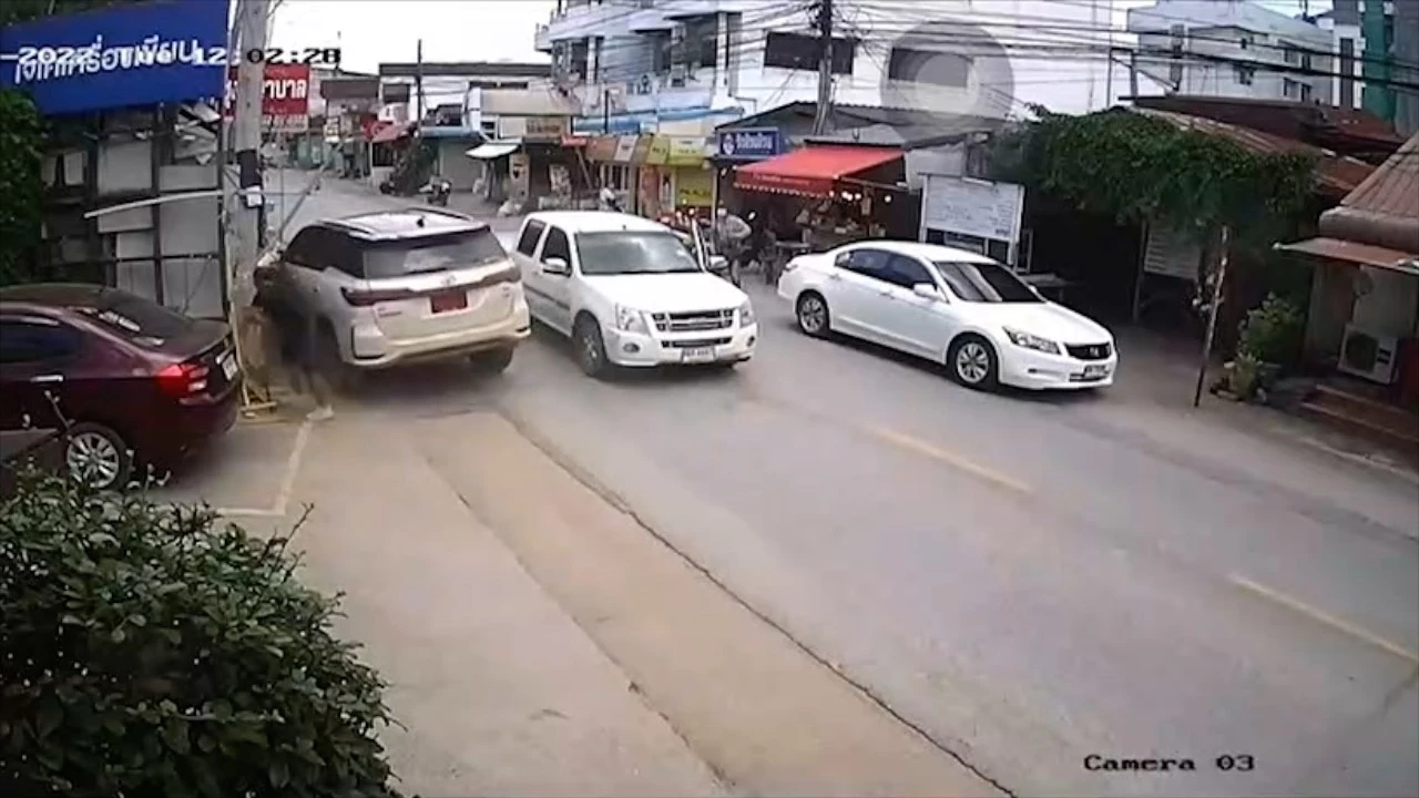 หวิดถูกชน! วงจรปิดนาทีแก๊งค้ายาขับรถหลบหนีหวิดชนตำรวจ (มีคลิป)