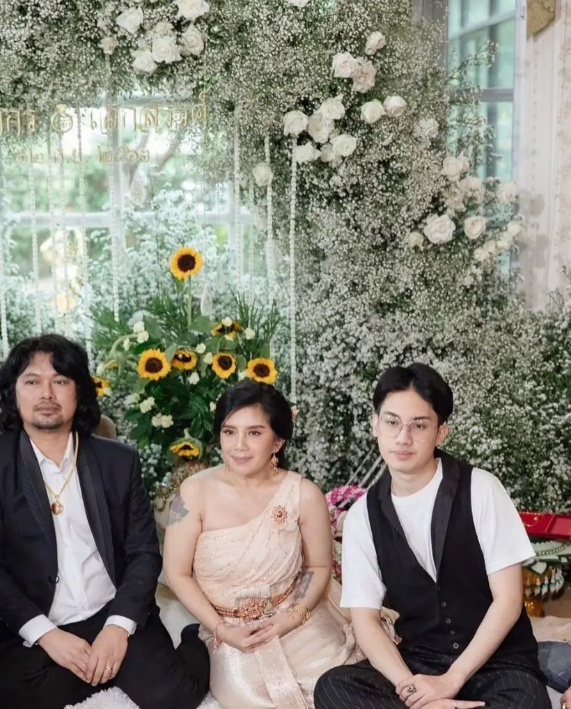 ภาพเสก โลโซ และ กานต์ เมื่อครั้งแต่งงานรอบใหม่ ที่ผ่านมา โดยมี เสือ ลูกชายร่วมด้วย