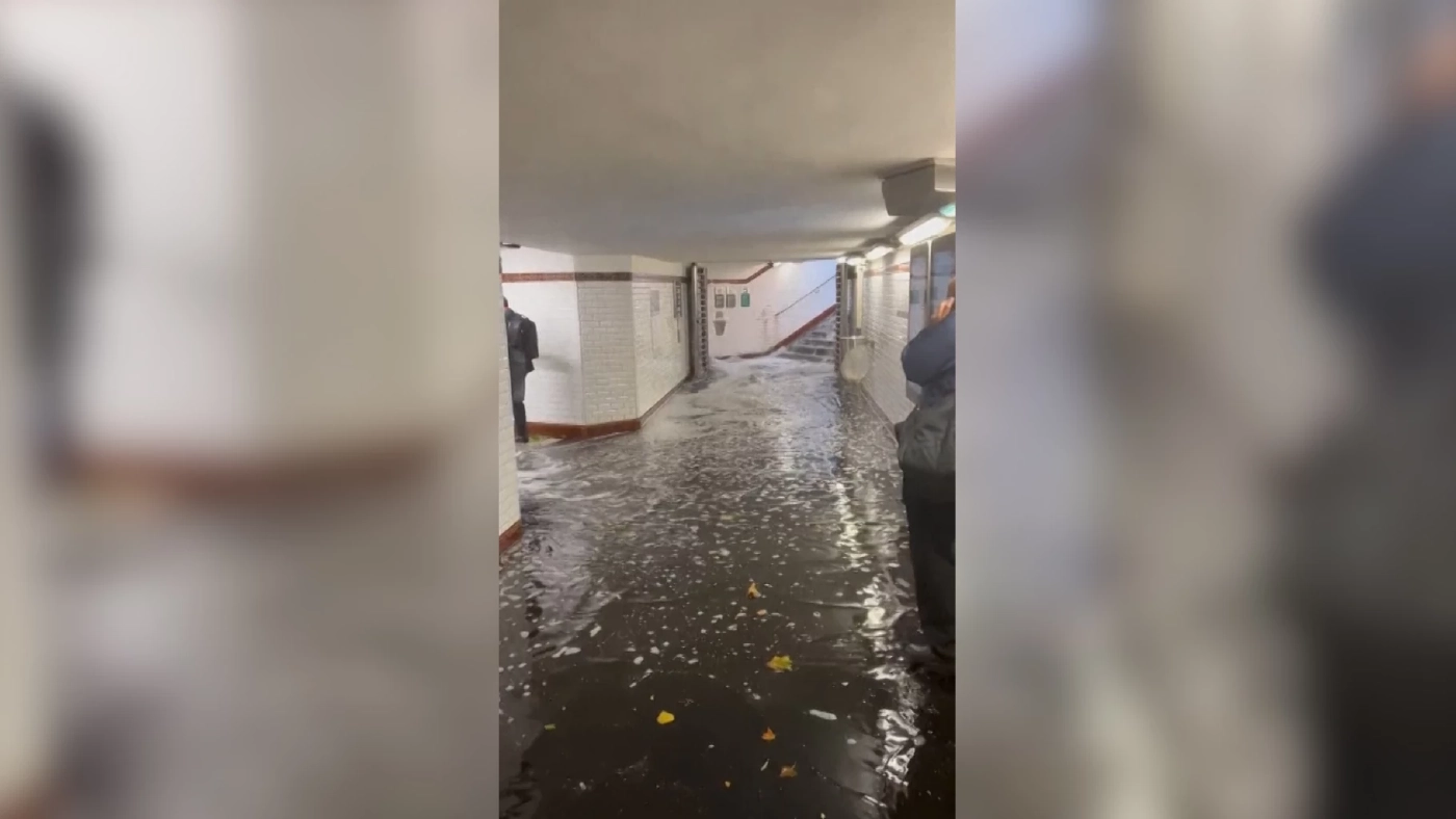 ฝนถล่มปารีสอ่วม น้ำท่วมสถานีรถไฟใต้ดิน
