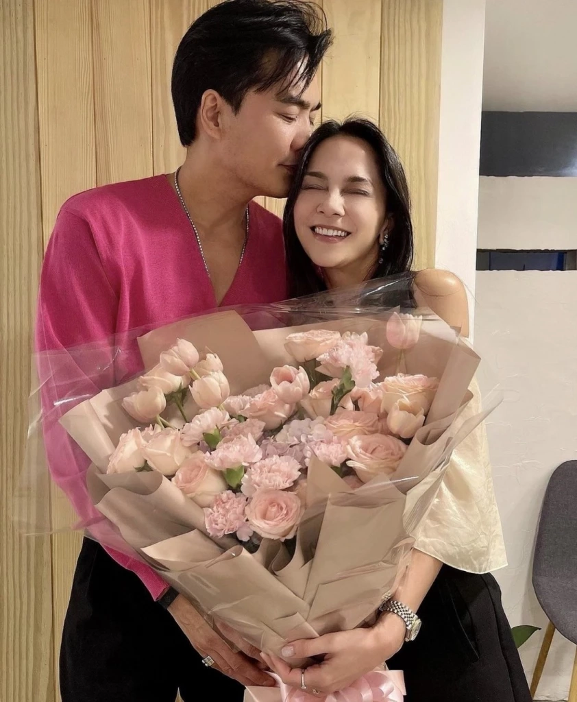 รักไม่ต้องการเวลา “เคลลี่” หวาน “พลอย” คบ 9 เดือน สวมแหวนหมั้นพร้อมแต่ง