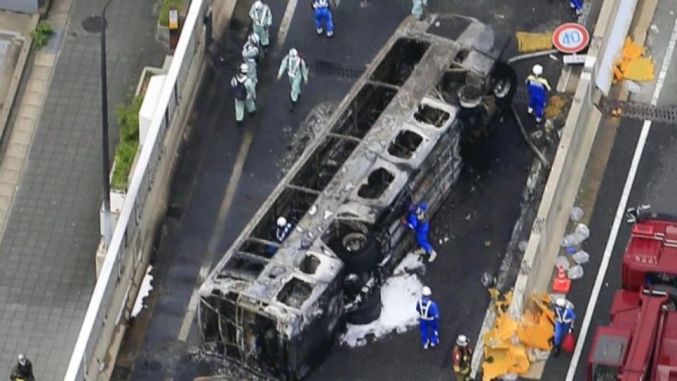 รถบัสคว่ำไฟลุกบนทางด่วนนาโกย่าของญี่ปุ่น