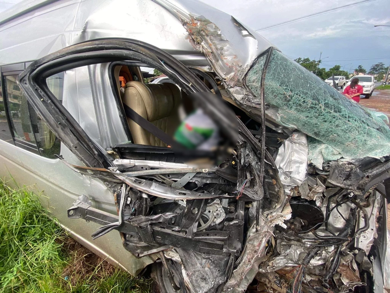 ชนสนั่นรถตู้ "เนม สุรพงศ์” นักร้องดัง เกิดอุบัติเหตุพังยับ รอดตายหวุดหวิด