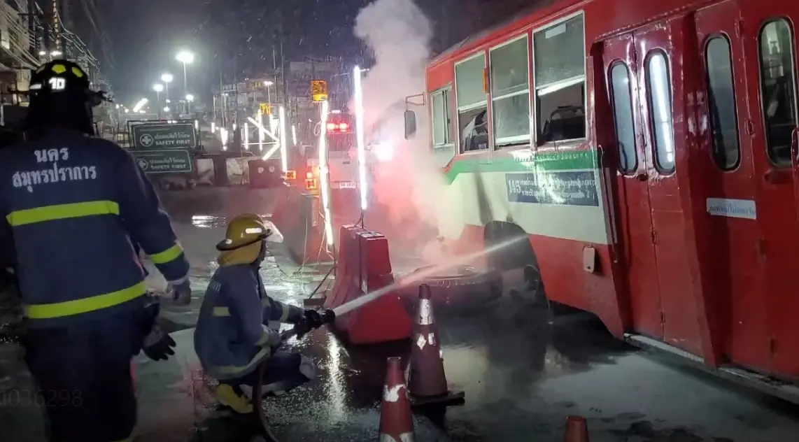 หวิดวอด ! ไฟไหม้รถเมล์สาย 145  ควันโขมง ล้อซ้ายหน้าหลุดทั้งยวง