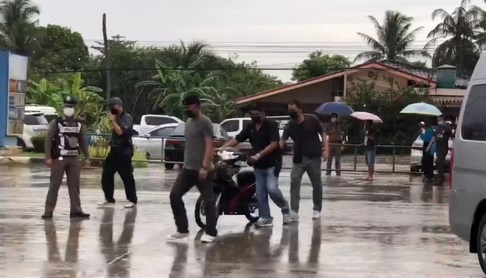 ตร. คุมตัวมือปืนยิง ทนายมานพ ทำแผนชนิดแปลกแหวกแนว ชี้จุดเกิดเหตุบนรถตู้