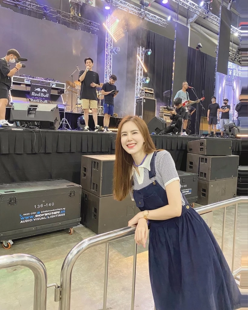 “เจี๊ยบ พิจิตตรา” คลั่งรักบินลัดฟ้า ให้กำลังใจสามี ติดขอบเวทีถึงสิงคโปร์