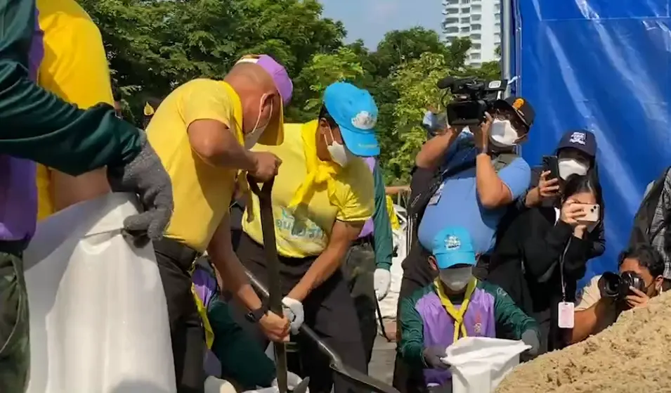 “บิ๊กบี้” ควง “ชัชชาติ” ตรวจบรรจุกระสอบทรายริมเจ้าพระยารับสถานการณ์น้ำ