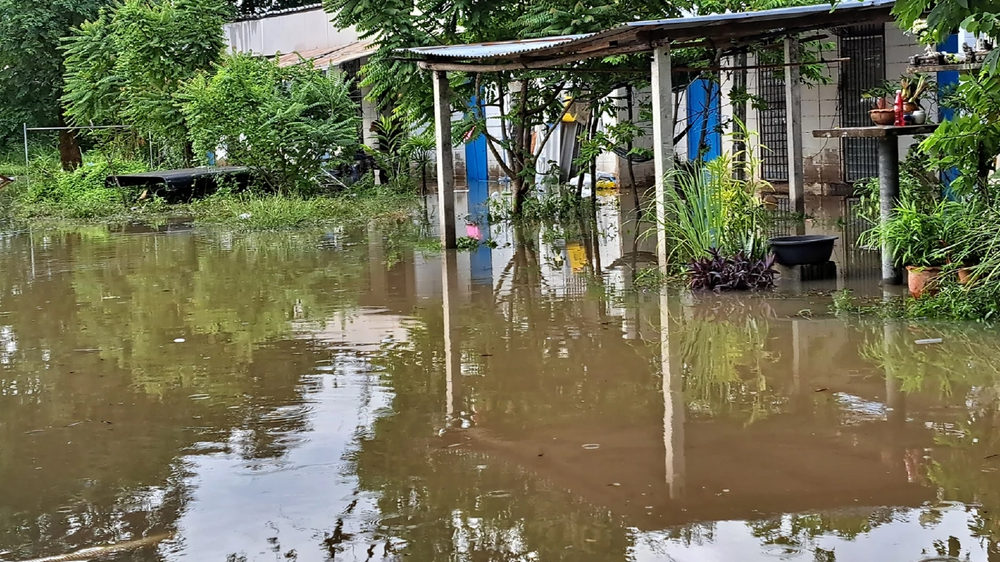 พายุฝนถล่มน้ำไหลเข้าท่วมห้องทำชาวบ้านเร่งขนของหนีน้ำ