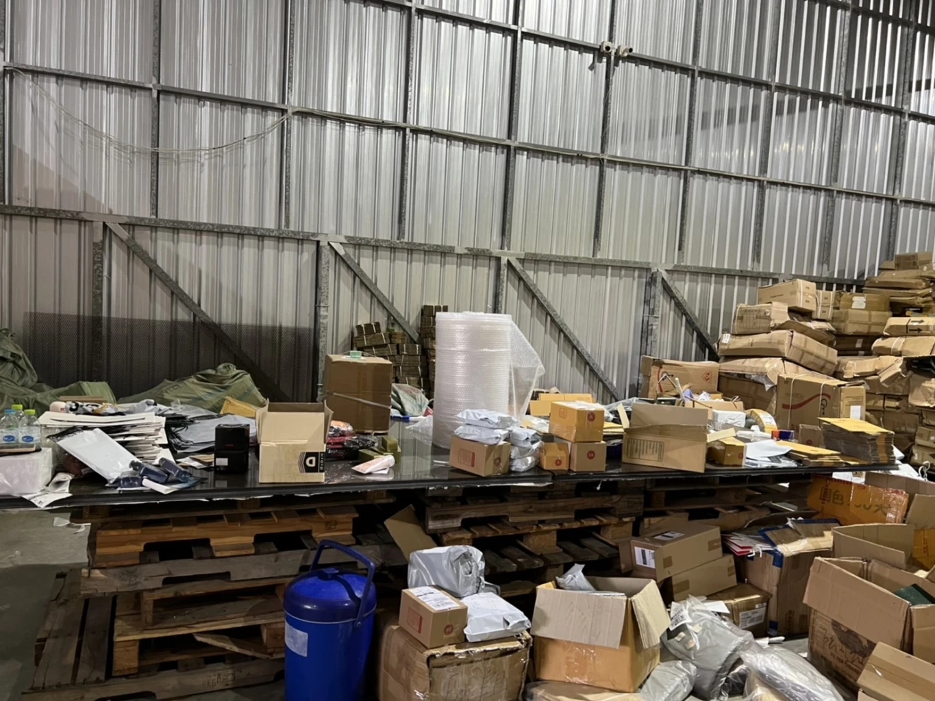 บช.น.บุกทลายโกดังพัดลมฮาตาริปลอม ขายบนโลกออนไลน์