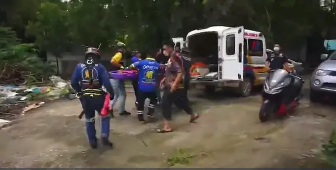 ระทึก หลวงตาพลัดตกหน้าผาหลังวัดนานข้ามคืน ขึ้นเองไม่ได้ต้องตามกู้ภัยช่วย