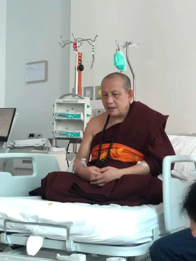 วัดในรัฐฉาน พร้อมใจ เจริญพระพุทธมนต์ ถวายครูบาบุญชุ่ม 16 ส.ค. ขณะที่เพจดังโพสต์คลิปตอนล้มทั้งยืน