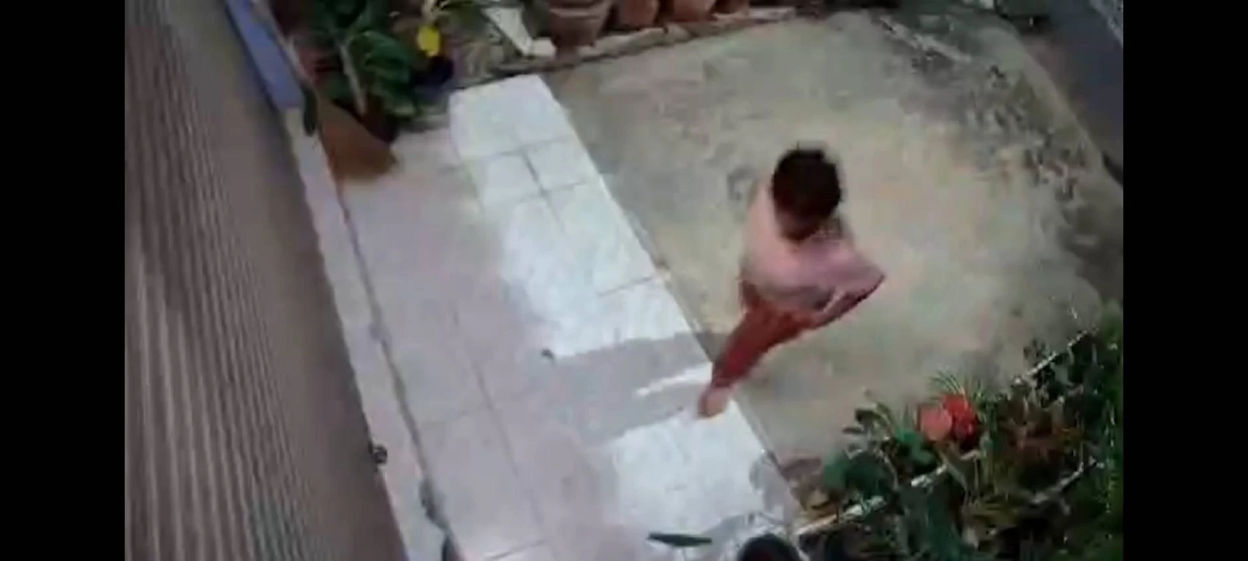 หนุ่มงงเจอกองอึปริศนาหน้าบ้านบ่อย ลงทุนติดวงจรปิดพบความจริงถึงกับอึ้ง