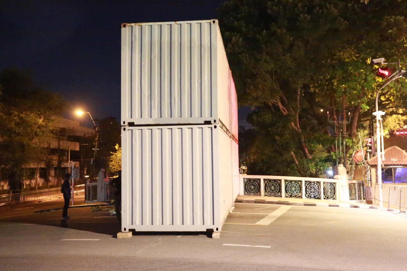 “ทำเนียบ” วางลวดหนาม - ตู้คอนเทนเนอร์ สกัดม็อบ “ไล่นายกฯ 8 ปี”