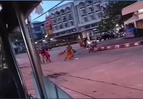 อีกแล้ว ชายห่มจีวรคล้ายพระที่ระยอง คราวนี้โผล่แก้ผ้ากลางถนนโชว์ของลับ