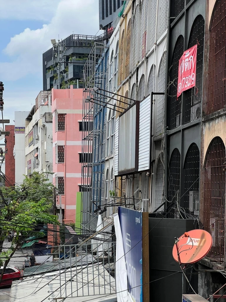 ผวา "ตึกเอียงย่านสุขุมวิท" ชาวเน็ตหวั่นถล่ม  แท็กหา “ชัชชาติ” ขอเร่งแก้