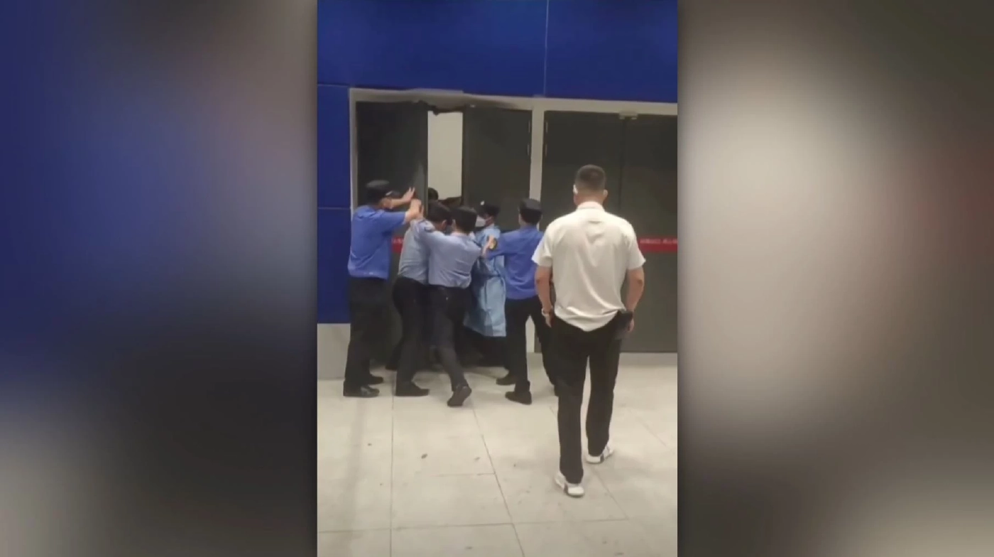 กลัวล็อกดาวน์ ชาวเซี่ยงไฮ้หนีออกจากอีเกีย (คลิป)