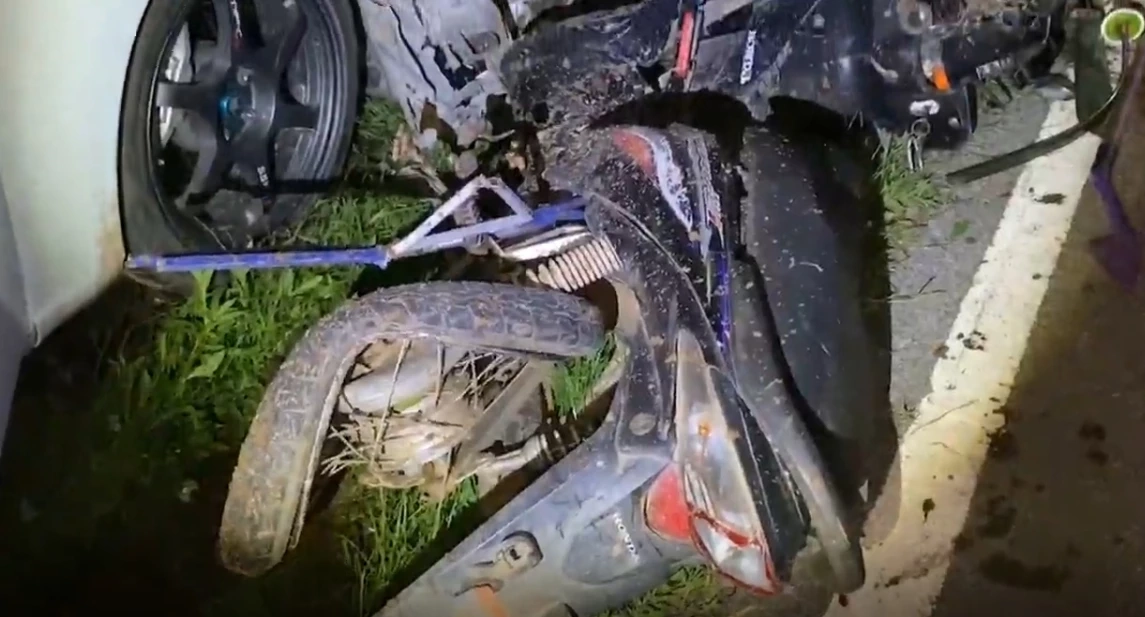 แก๊งโจ๋เหิมหนัก ขี่จยย.ขว้างระเบิดไล่ฟันกระบะคู่อริ  หนีตายชนรั้วพังยับ