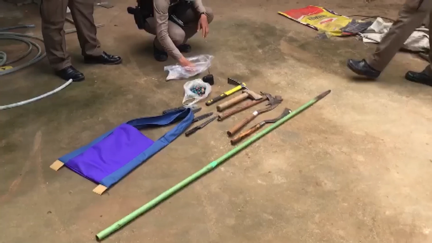 ตร.สยบชายคลั่งถือมีดจะทำร้ายชาวบ้าน ค้นห้องเจอมีด-ระเบิดเพียบ