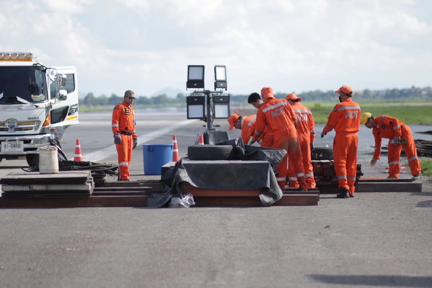 เลื่อนเปิดสนามบินแม่ฟ้าหลวง ถึงวันที่ 5 ส.ค. เหตุฝนตกหนักดินทรุดตัวล้อจม