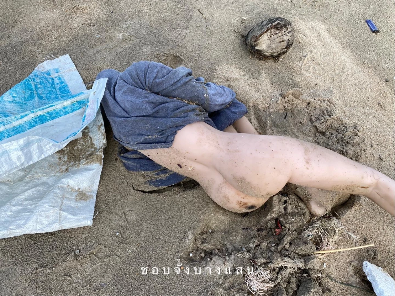 นักท่องเที่ยวร้องกรี๊ด ขยะลอยเกยหาดบางแสน ดูเหมือนศพคนนอนตาย ที่แท้คือ..?