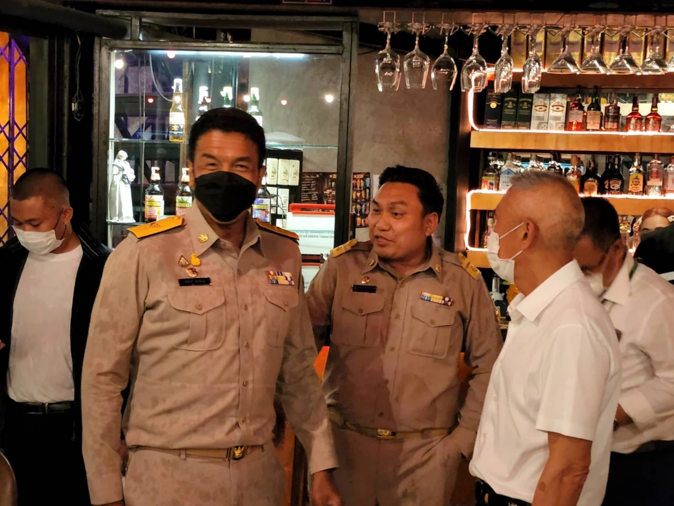 ชัชชาติ ลุยสุ่มตรวจสถานบันเทิงย่านรัชดา เจอไม่ผ่านมาตรฐานสั่งปิดให้แก้ไข