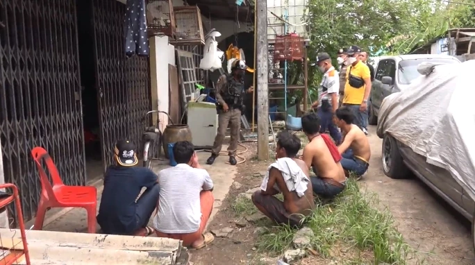 ตร.บุกค้นคอกวัวชน คลี่ปมจับเด็กเลี้ยงวัวขังล่ามโซ่ เจอคนลงมือก่อเหตุ