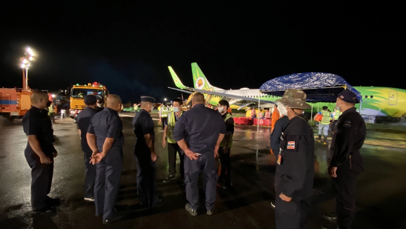 กองทัพอากาศ ส่งแผ่นเหล็ก-เจ้าหน้าที่ติดตั้ง เคลื่อนย้ายเครื่องบินนกแอร์