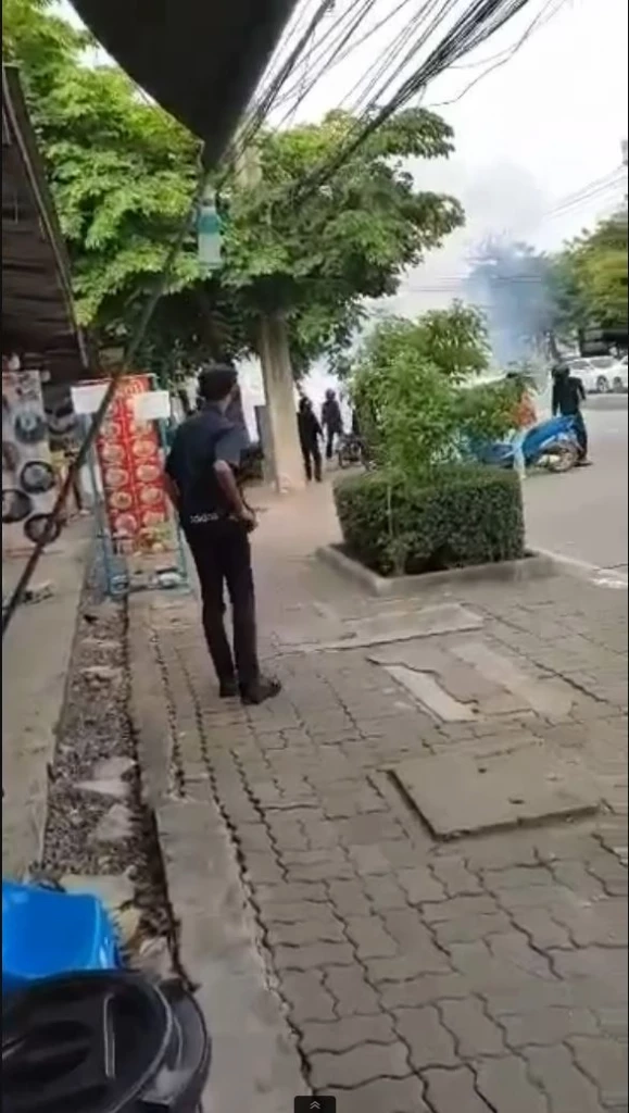 หนีตายอลหม่าน นร.ช่าง ยิงสนั่นกลางถนนอ่อนนุช (มีคลิป)