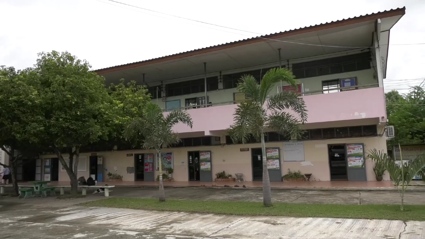 สงสารเด็กชายเดินตากฝนกลับบ้าน ทำการบ้านช้ารถรับส่งไม่รอ(มีคลิป)