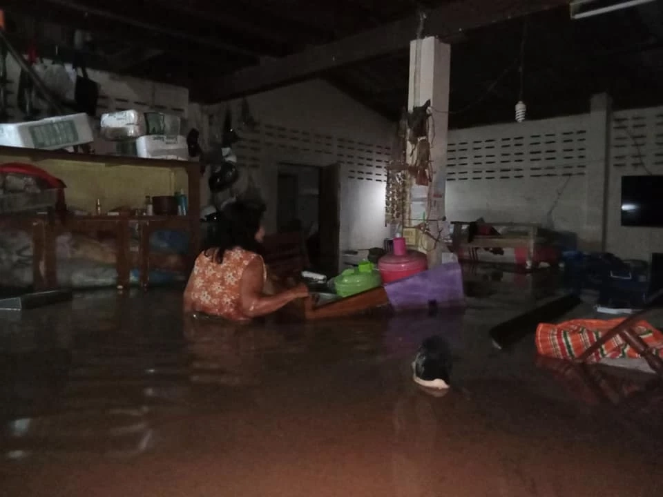 สลด ! น้ำป่าท่วมพิษณุโลก กระทบนับร้อยหลังคาเรือน ผัวเมียถูกไฟฟ้าช็อตดับ