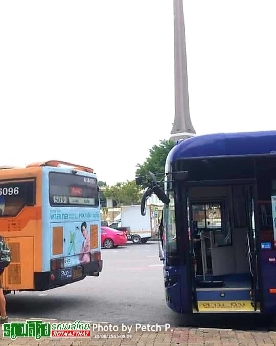 รับน้องวันแรก รถเมล์สาย 8 โฉมใหม่ประเดิมวิ่งชนรถยูโรส้มกระจกแตก