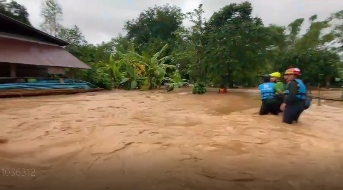 อ่วม ! น้ำทะลักท่วมเพชรบูรณ์ หล่มเก่าจมบาดาล สูง 1.6 เมตร  เร่งอพยพประชาชน